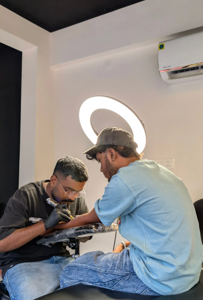 Tattoo Artist Aryan Zeus at work